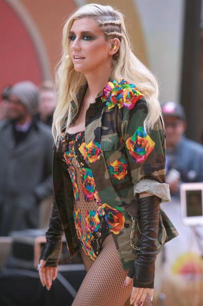 Kesha Performs on the Today Show in New York City (November 20, 2012) 