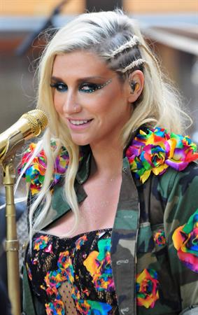Kesha Performs on the Today Show in New York City (November 20, 2012) 
