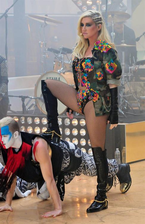 Kesha Performs on the Today Show in New York City (November 20, 2012) 