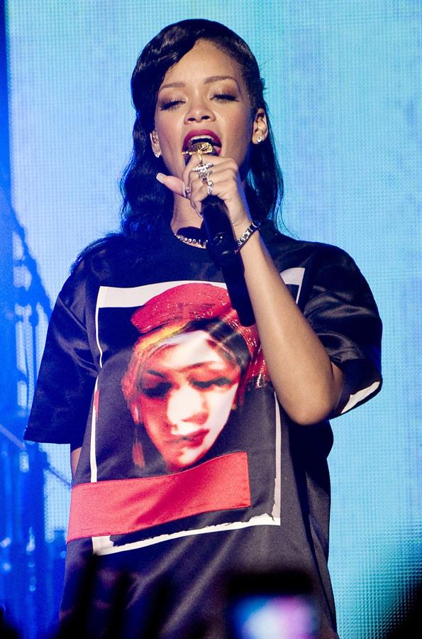 Rihanna backstage/performing during 777 Tour in Paris 11/17/12 