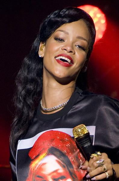 Rihanna backstage/performing during 777 Tour in Paris 11/17/12 