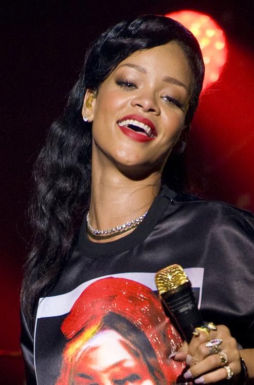 Rihanna backstage/performing during 777 Tour in Paris 11/17/12 