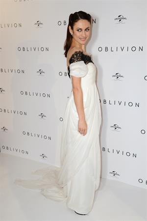 Olga Kurylenko  Oblivion  UK Premiere -- London, Apr. 4, 2013 