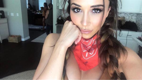 Tianna Gregory taking a selfie