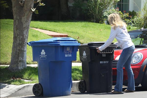 Rachel McAdams throws out the trash in Beverly Hills August 3, 2012