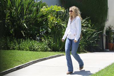 Rachel McAdams throws out the trash in Beverly Hills August 3, 2012