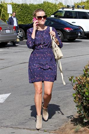 Reese Witherspoon - Out in Santa Monica (01.02.2013)