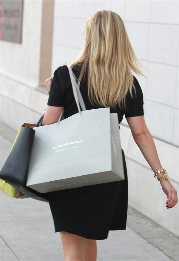 Reese Witherspoon after shopping in Beverly Hills (05.02.2013) 