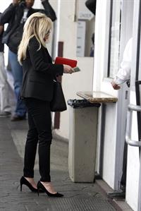 Reese Witherspoon - On the phone in Los Angeles (11.02.2013) 