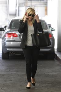 Reese Witherspoon - On the phone in Los Angeles (11.02.2013) 