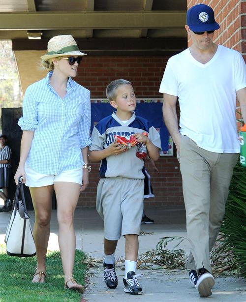 Reese Witherspoon Plays football with husband in Los Angeles (May 11, 2013) 