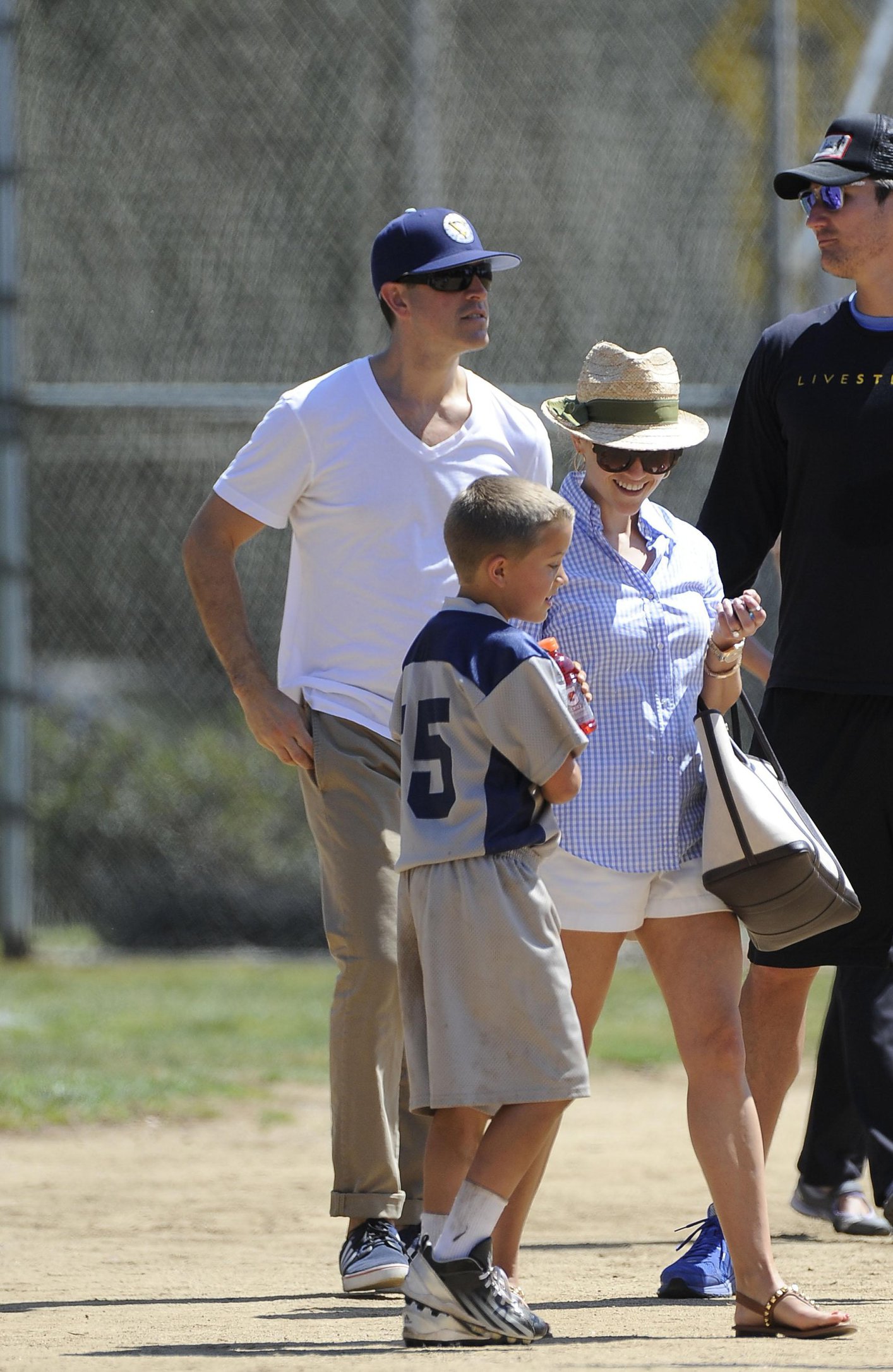 Reese Witherspoon Pictures Reese Witherspoon Plays football with husband in Los Angeles (May 11, 2013)