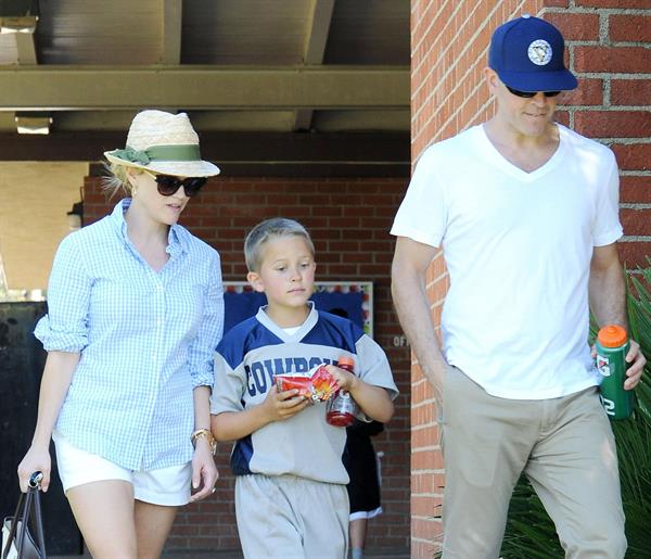 Reese Witherspoon Plays football with husband in Los Angeles (May 11, 2013) 