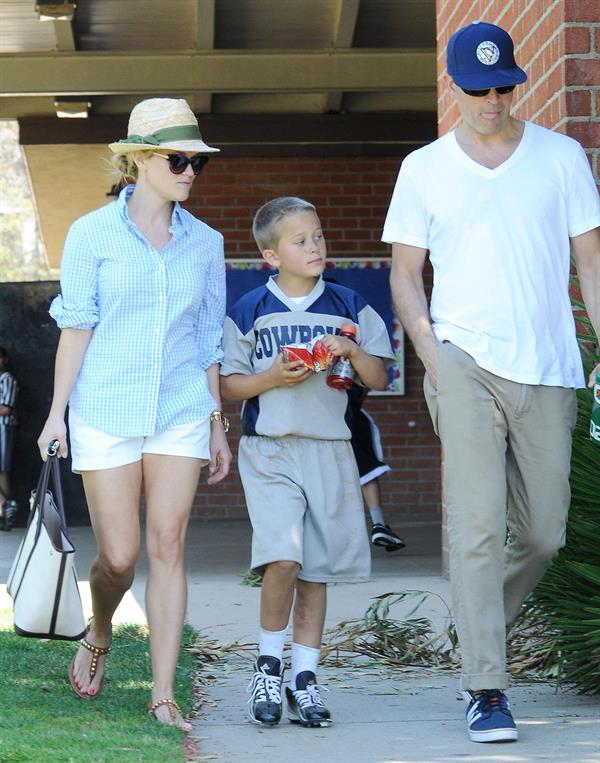 Reese Witherspoon Plays football with husband in Los Angeles (May 11, 2013) 