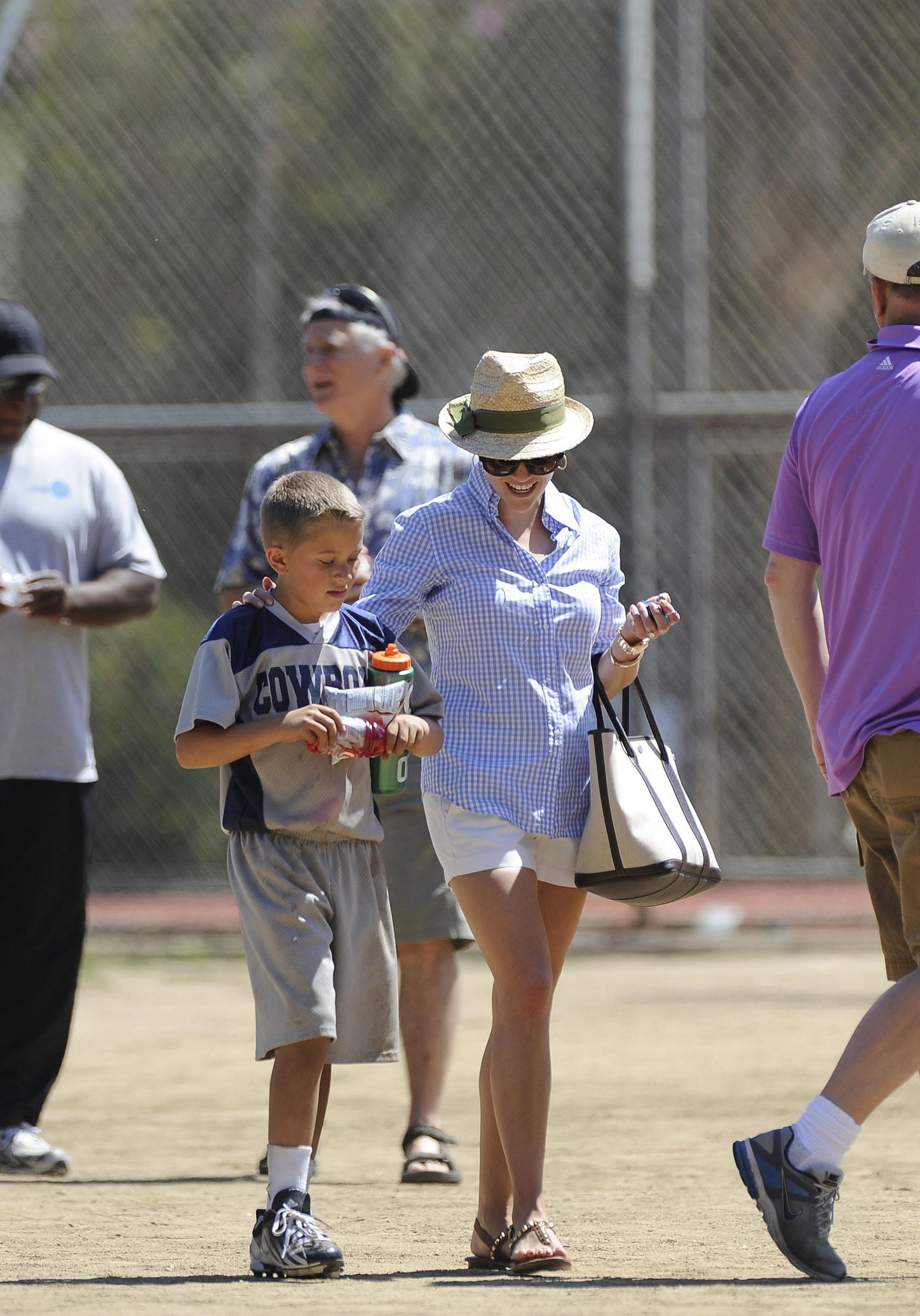 Reese Witherspoon Pictures Reese Witherspoon Plays football with husband in Los Angeles (May 11, 2013)