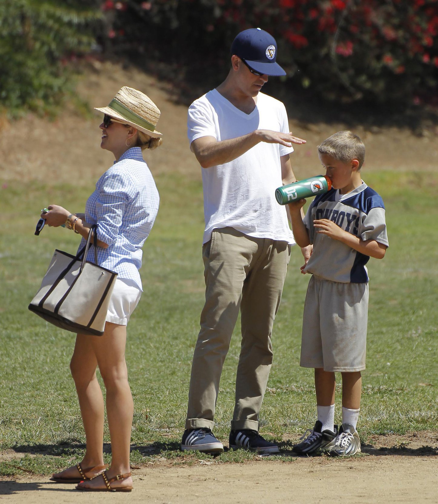 Reese Witherspoon Pictures Reese Witherspoon Plays football with husband in Los Angeles (May 11, 2013)