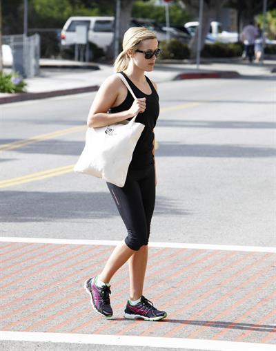 Reese Witherspoon - Heads to Kinetic Cycling for workout in Brentwood (21.06.2013) 