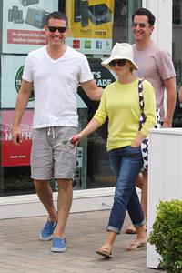 Reese Witherspoon - Out and about in Malibu (05.07.2013)  
