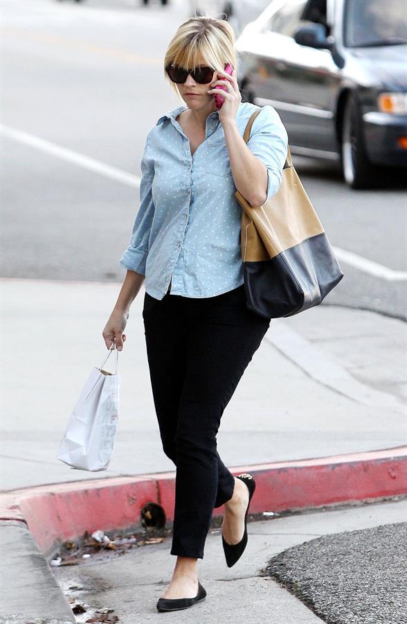 Reese Witherspoon Chats on the telephone in Los Angeles (November 20, 2012) 