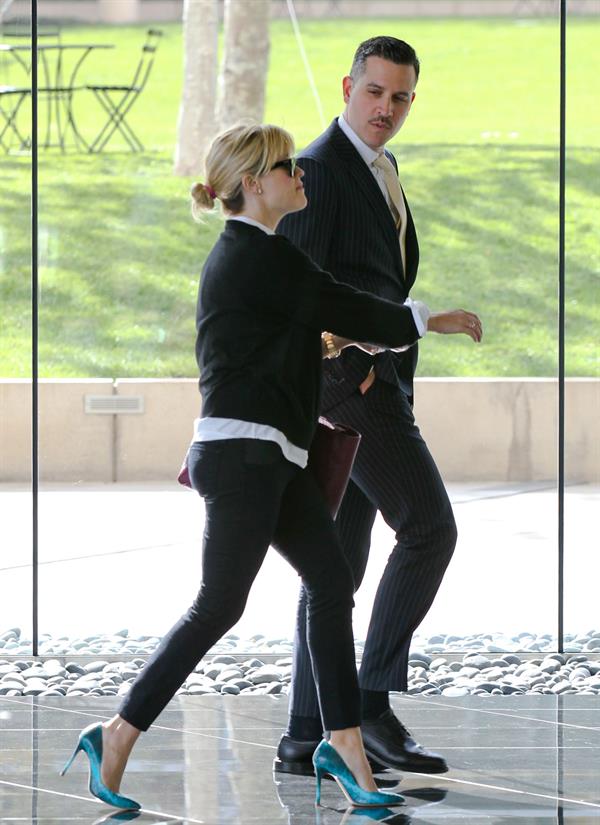 Reese Witherspoon Heads out for lunch in Beverly Hills (November 14, 2012) 