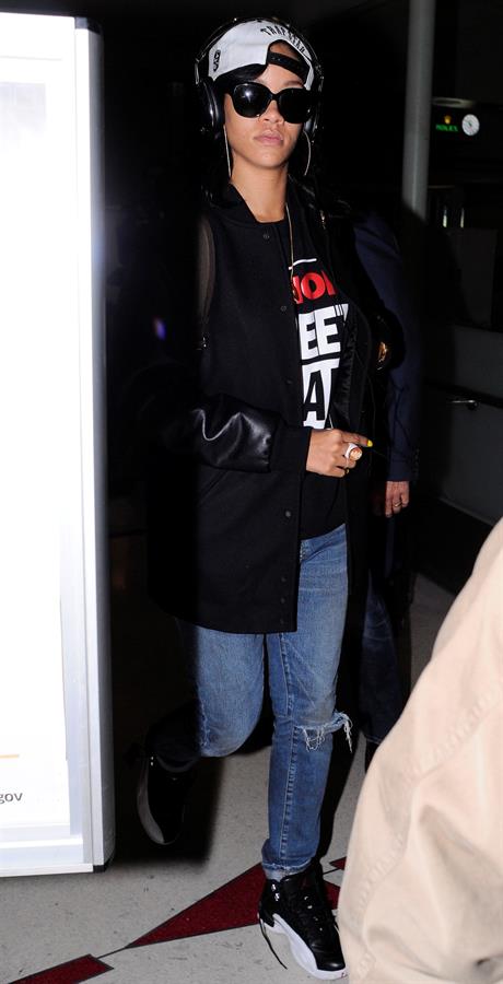 Rihanna Arrives back in Los Angeles after a flight form New York City June 3, 2012