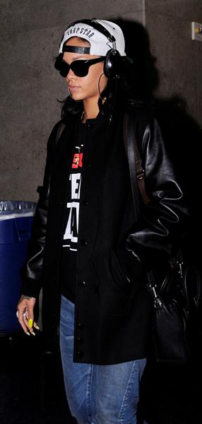 Rihanna Arrives back in Los Angeles after a flight form New York City June 3, 2012