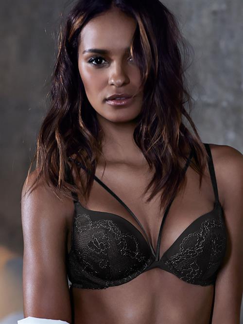 Gracie Carvalho in lingerie