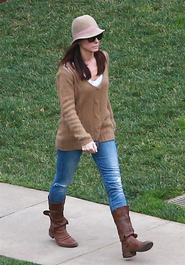 Sandra Bullock - Afternoon school run in Los Angeles (20.02.2013) 
