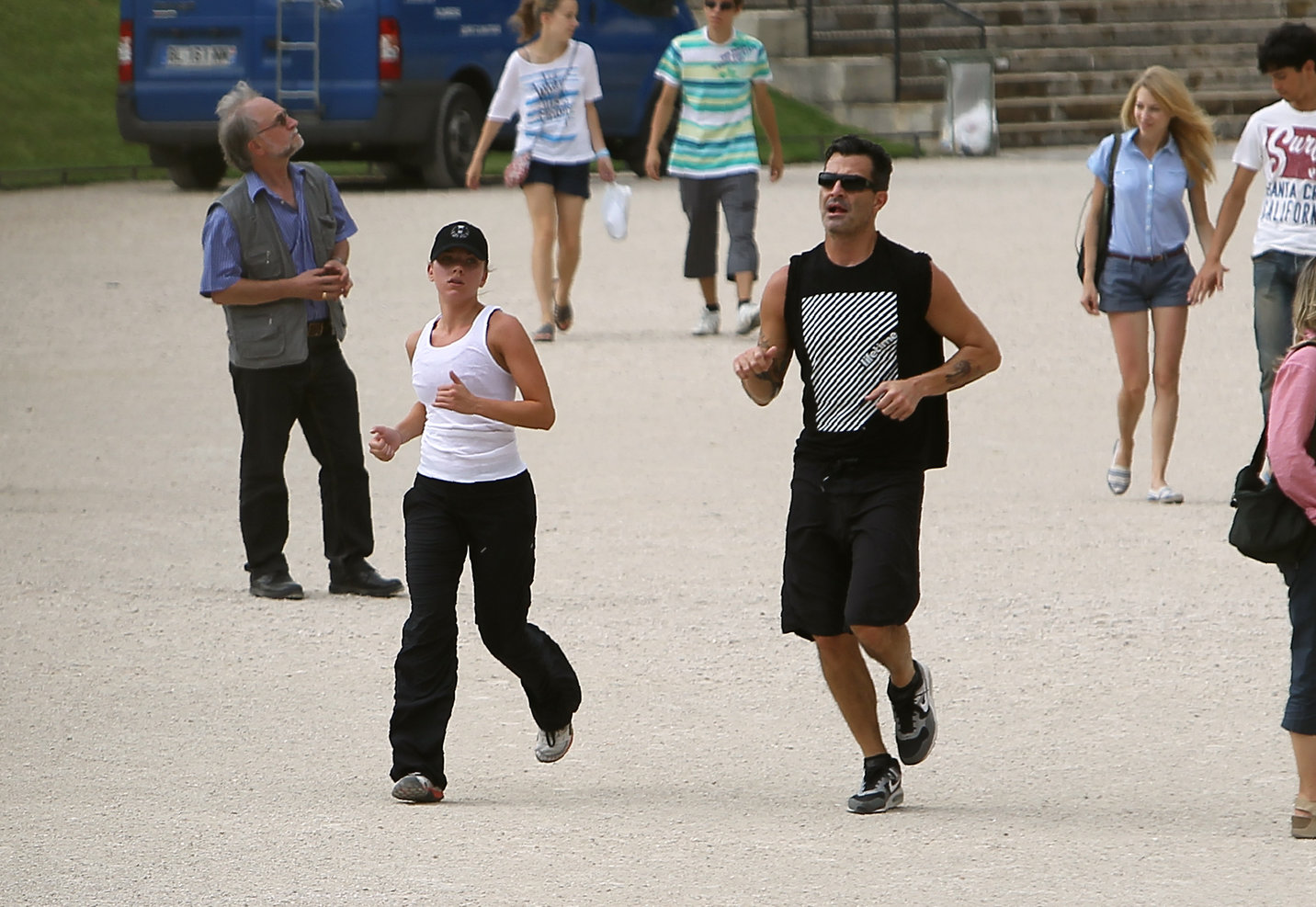 Scarlett Johansson Pictures Scarlett Johansson - Jogging in the Jardin du Luxembourg in Paris on August 20, 2012