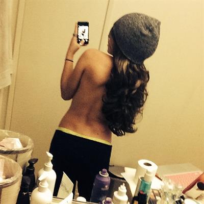 Lauren Mariee taking a selfie