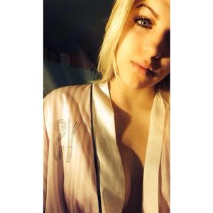 Lauren Mariee taking a selfie