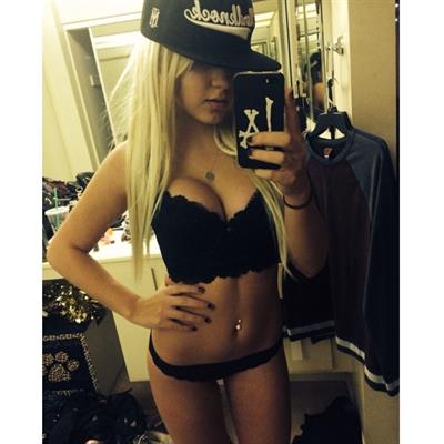 Lauren Mariee taking a selfie