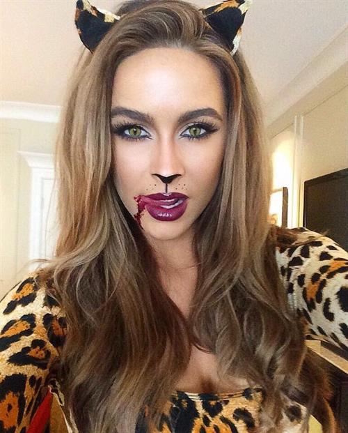 Ellie Gonsalves taking a selfie