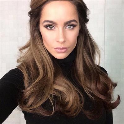 Ellie Gonsalves taking a selfie