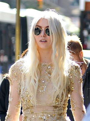 Taylor Momsen On Set of 'Gossip Girl' in New York City (10/16/12) 