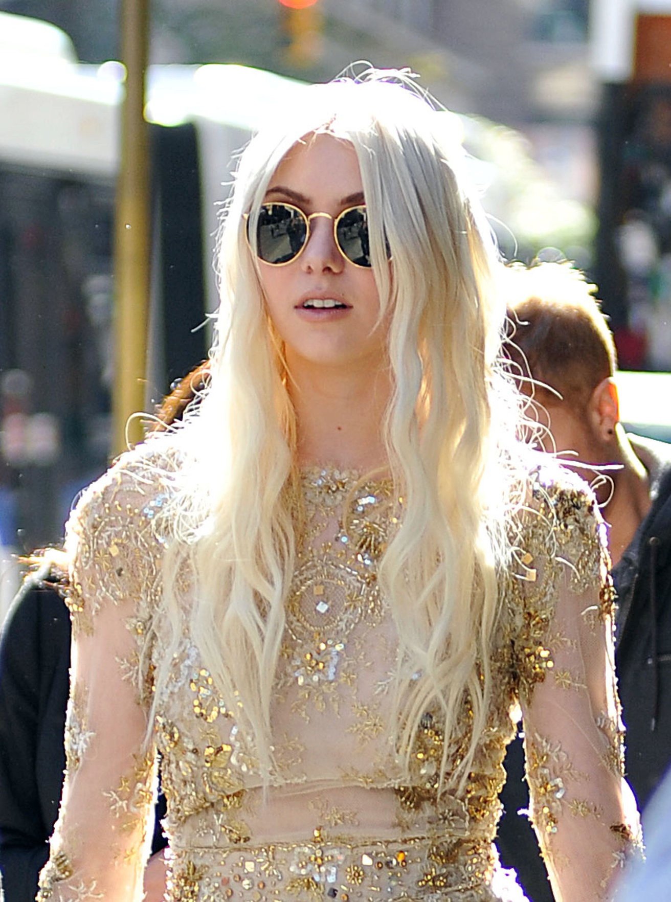 Taylor Momsen On Set of 'Gossip Girl' in New York City (10/16/12) 