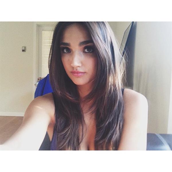 Hailee Lautenbach taking a selfie