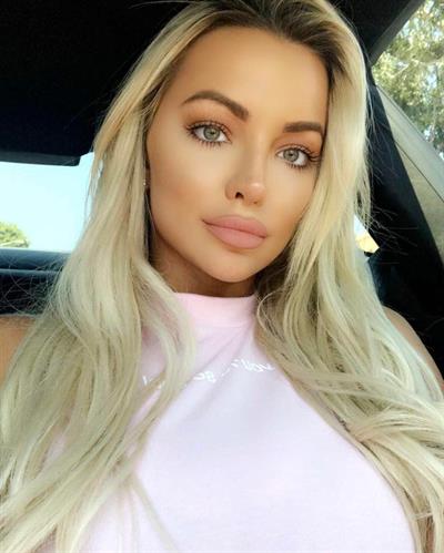 Lindsey Pelas taking a selfie