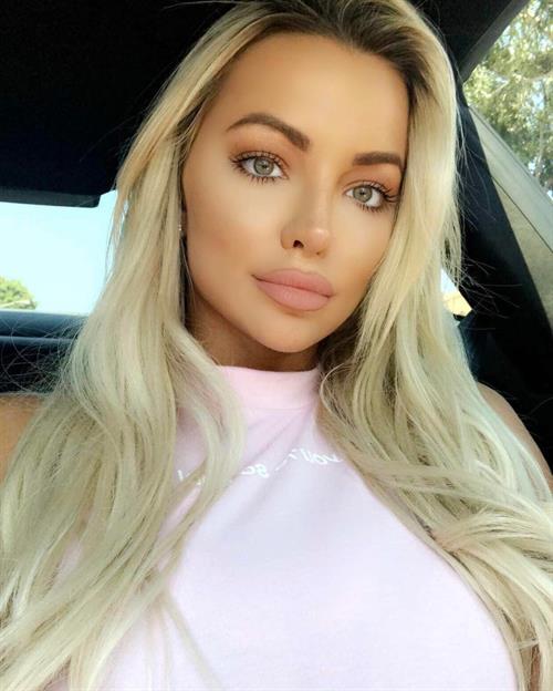 Lindsey Pelas taking a selfie