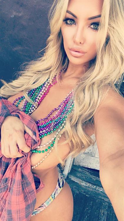 Lindsey Pelas taking a selfie