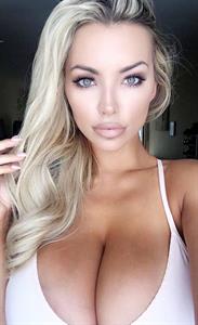 Lindsey Pelas taking a selfie