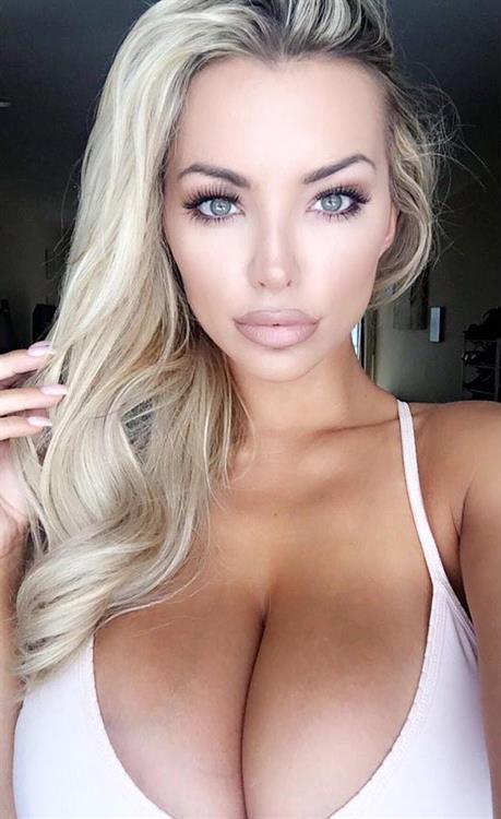Lindsey Pelas taking a selfie