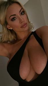 Lindsey Pelas taking a selfie