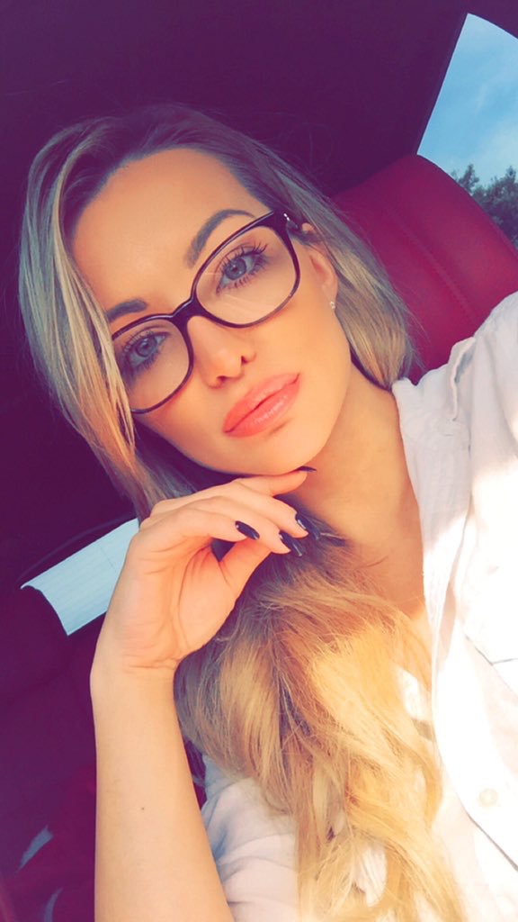Lindsey Pelas taking a selfie