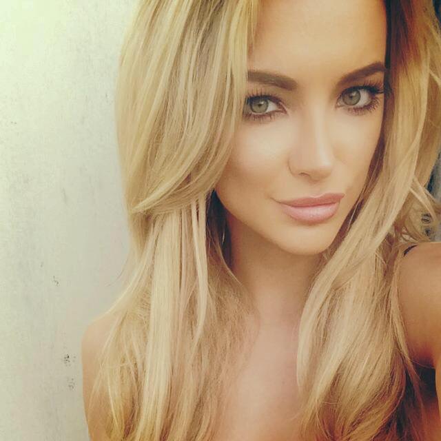 Lindsey Pelas taking a selfie