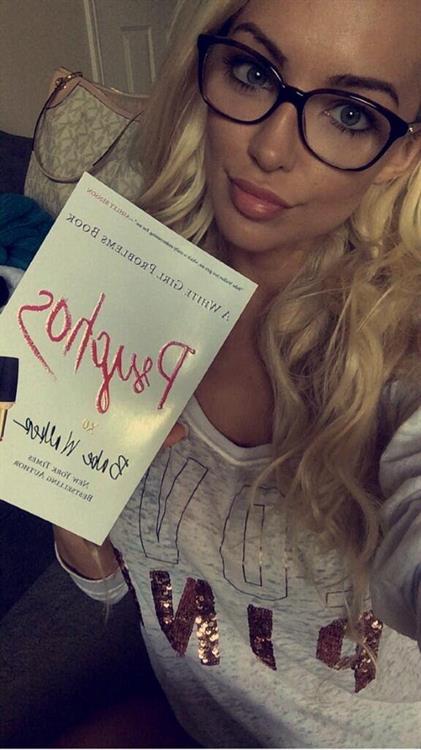 Lindsey Pelas taking a selfie
