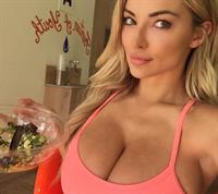 Lindsey Pelas taking a selfie