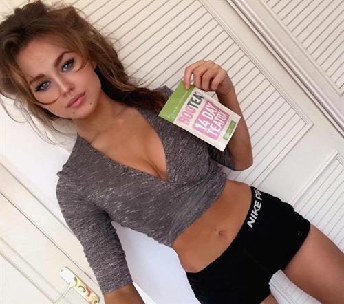Rosie Mac taking a selfie