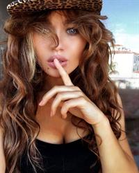 Rosie Mac taking a selfie