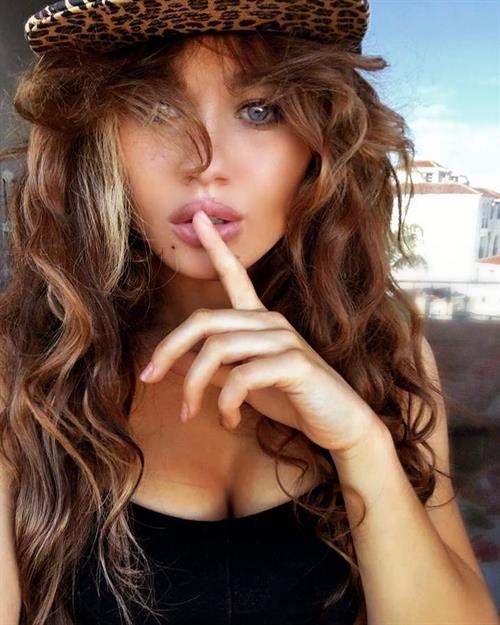 Rosie Mac taking a selfie